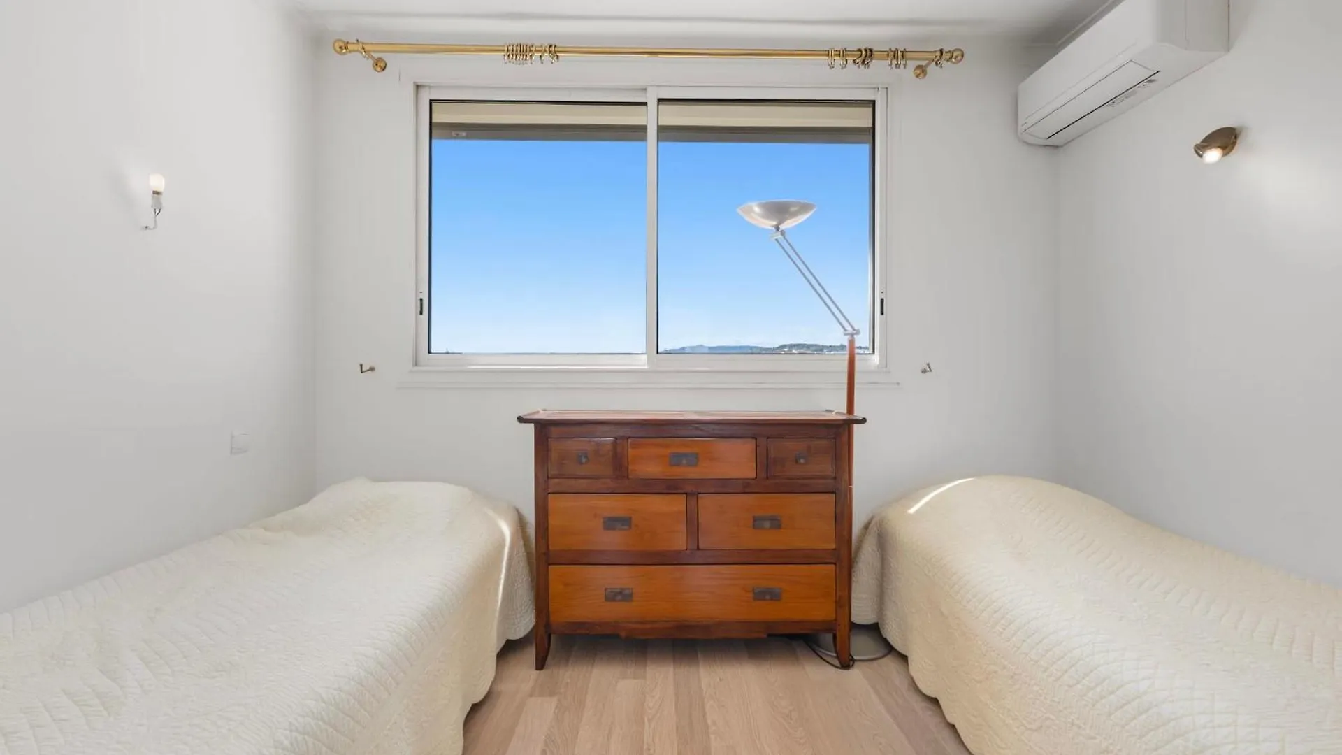 Ref 1996 Cannes Croisette - Sea View Apartment For Rent צרפת