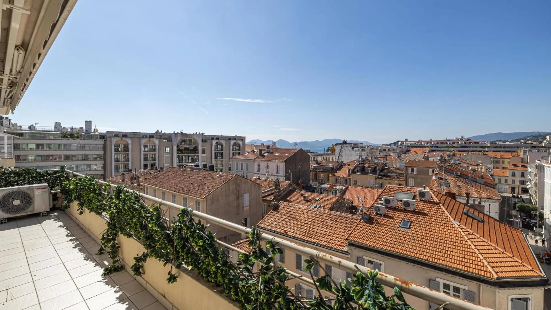 Ref 1996 Cannes Croisette - Sea View Apartment For Rent 0*,  Francia